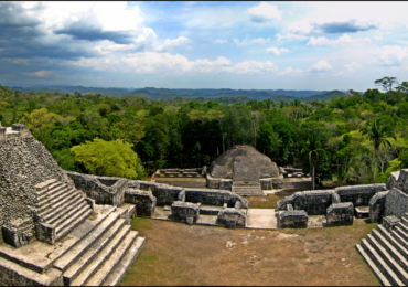 1200px-Panorama_atop_Caracol